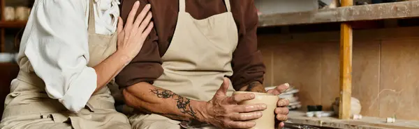 Couple recadré trouve la joie dans la poterie comme ils façonnent l'argile ensemble, partager des moments de qualité, bannière — Photo de stock