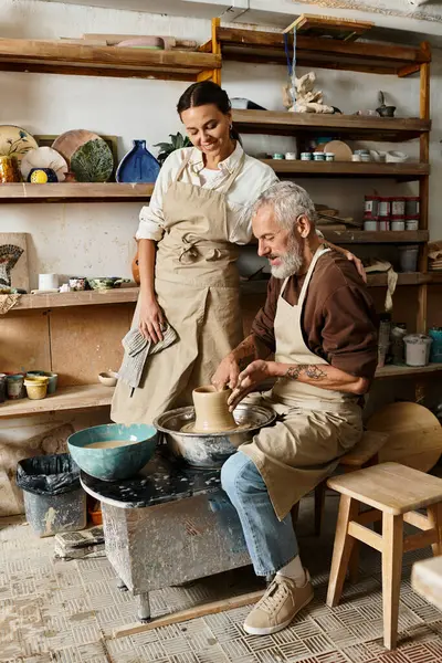 Couple d'âge mûr aime façonner l'argile dans un cours de poterie, partager l'amour et la créativité ensemble. — Photo de stock