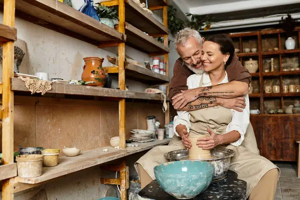 Um belo casal molda argila em uma aula de cerâmica, compartilhando amor e criatividade no momento. — Fotografia de Stock