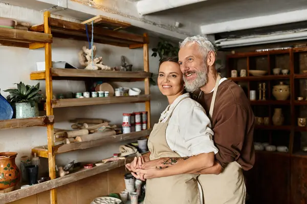 Una bella coppia gode di risate e ceramiche in un laboratorio pieno di argilla insieme. — Foto stock