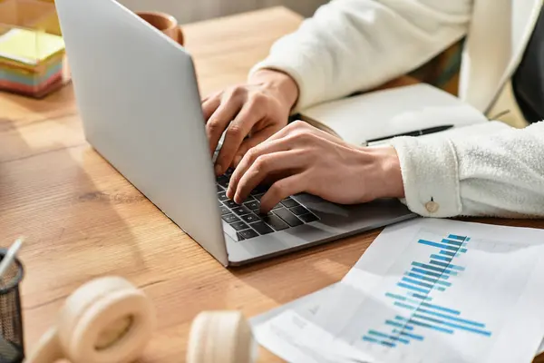 Un bel giovane uomo in abiti casual lavora duramente sul suo computer portatile a casa. — Foto stock