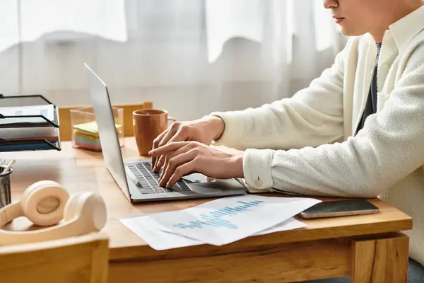 Young man engages in freelance tasks while enjoying a cozy apartment atmosphere. — Stock Photo