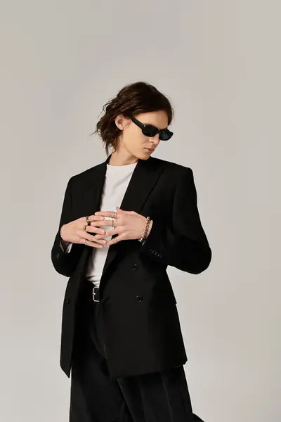 Stylish young man in a blazer and sunglasses exudes confidence. — Stock Photo