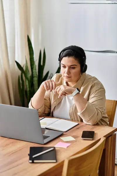 The woman focuses on her laptop and notes in a calm, engaging atmosphere. — Stock Photo