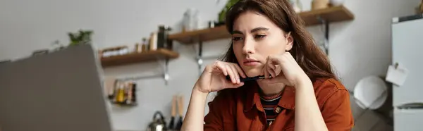 Contemplating her feelings, a woman sits pensively at her desk, absorbed in thought. — Stock Photo