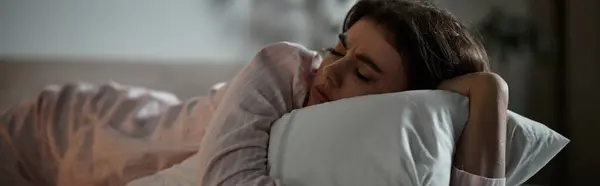 A woman lies in bed, enveloped in her thoughts, feeling the weight of her emotions in solitude. — Stock Photo