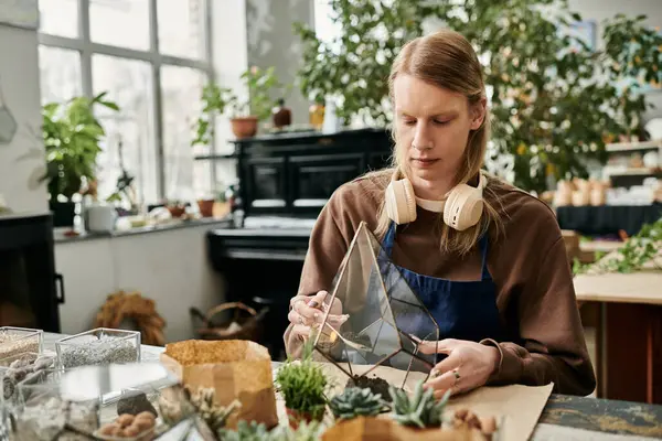 Participant créer des arrangements succulents dans un atelier amusant entouré de plantes luxuriantes. — Photo de stock