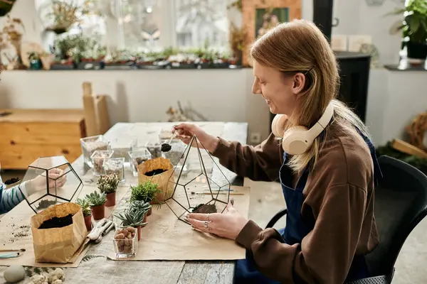 Participant create unique succulent filled terrariums in a fun workshop atmosphere. — Stock Photo