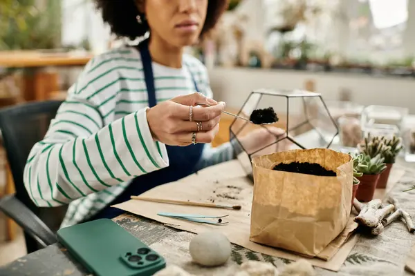 Participant s'engager dans un atelier mains sur terrarium, l'artisanat des plantes vibrantes ensemble. — Stock Photo