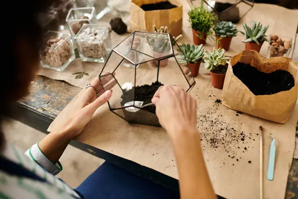 Woman here to create beautiful succulent arrangements at a lively workshop filled with joy — Stock Photo