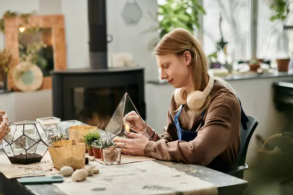 Teilnehmer gestalten fröhlich einzigartige saftige Terrarien in lustiger Workshopatmosphäre. — Stockfoto