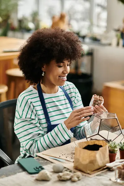 Participant enjoy a lively workshop, creating beautiful succulent arrangements together. — Stock Photo