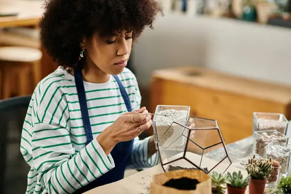 Participant profiter de l'artisanat terrariums remplis de succulents tout en collant à un atelier animé. — Stock Photo