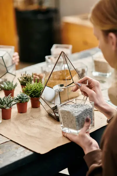 Participant avec enthousiasme élaborer des arrangements succulents uniques tout en partageant des idées et des rires. — Photo de stock