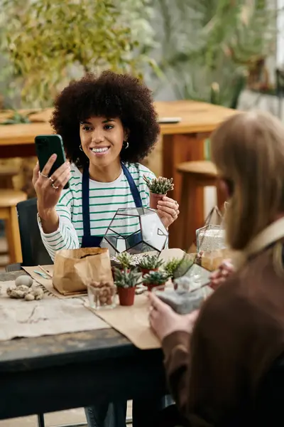 Two friends enjoy a hands on succulent workshop, creating memories with vibrant plants and laughter. — Stock Photo