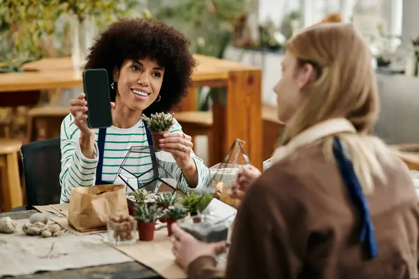 Two friends engage in a lively workshop focused on succulents, creating art and sharing tips. — Stock Photo