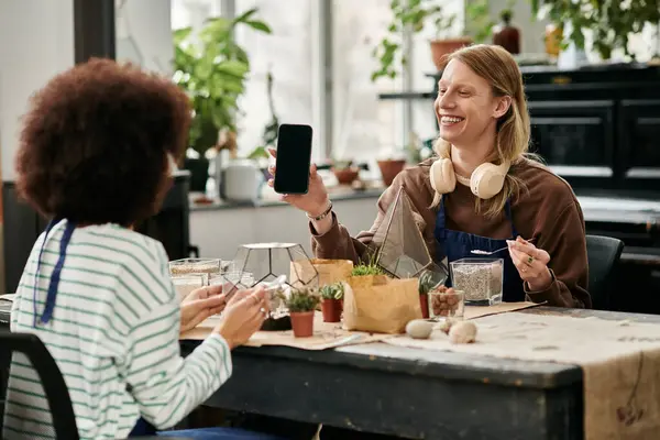 Participants enjoy a fun workshop planting vibrant succulents while sharing laughter and friendship. — Photo de stock