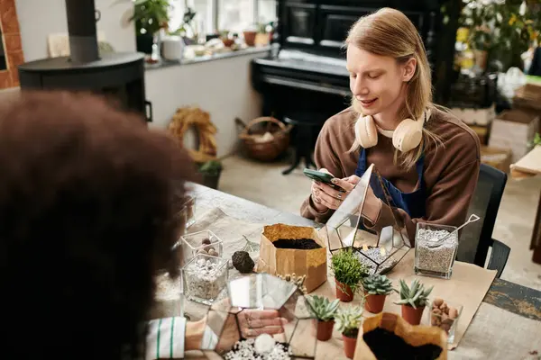 Participants create unique succulent arrangements in a fun workshop with great company. — Stock Photo