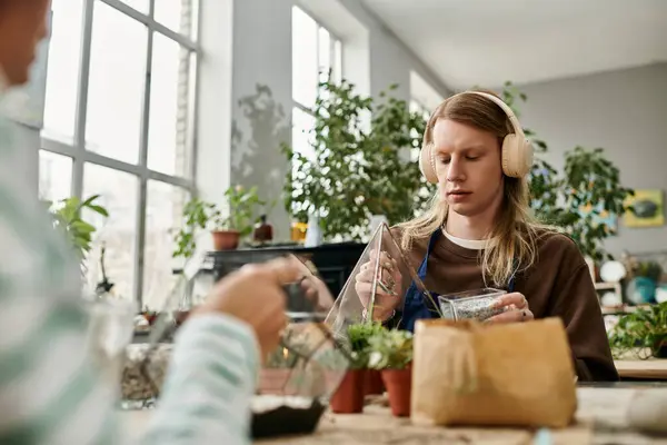 Zwei Freunde unternehmen einen fröhlichen Workshop und basteln gemeinsam schöne saftige Arrangements. — Stockfoto