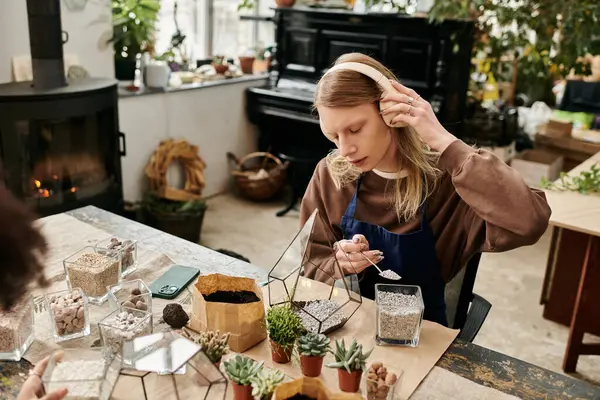 Friends create beautiful arrangements using succulents and vibrant plants in a cozy workshop. — Stock Photo