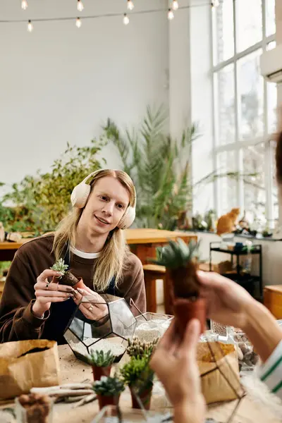 Friends share joy while crafting unique succulent arrangements in a lively workshop setting — Stock Photo