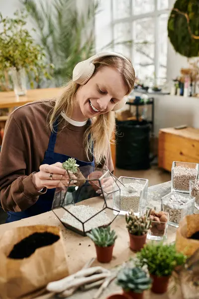 Teilnehmer basteln gerne einzigartige Terrarien mit vielfältigen Sukkulenten. — Stockfoto