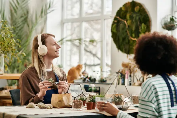 Participants in a lively workshop form friendships while assembling beautiful succulent displays. — Stock Photo
