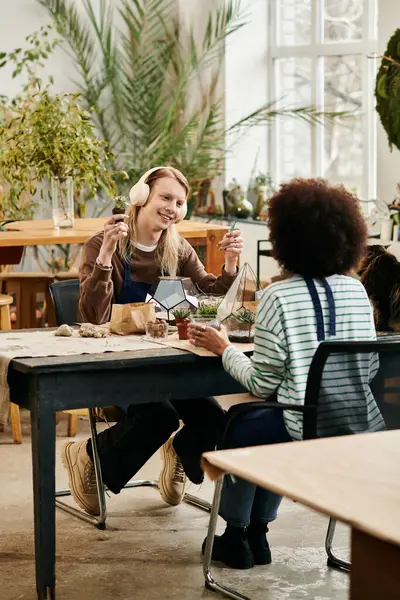 Friends create stunning succulent displays in a hands on workshop amid lush greenery. — Stock Photo