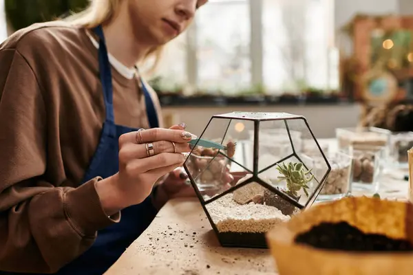 Teilnehmer schaffen einzigartige Sukkulenten-Terrarien und genießen dabei Pflanzen. — Stockfoto