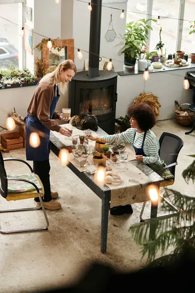 Two friends bond over crafting beautiful succulent arrangements in a lively workshop setting. — Stock Photo