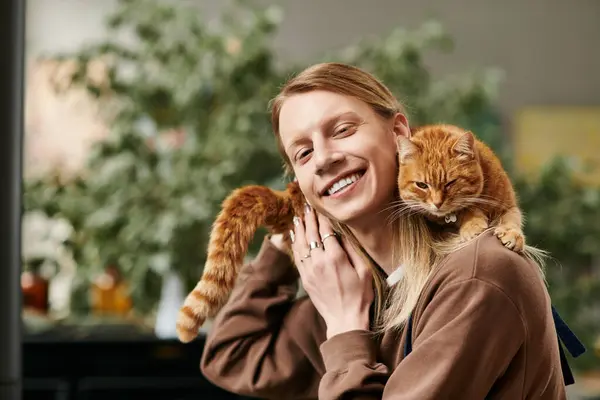 Participante desfrutar de uma vibrante oficina suculenta com um gato em meio a vegetação. — Fotografia de Stock