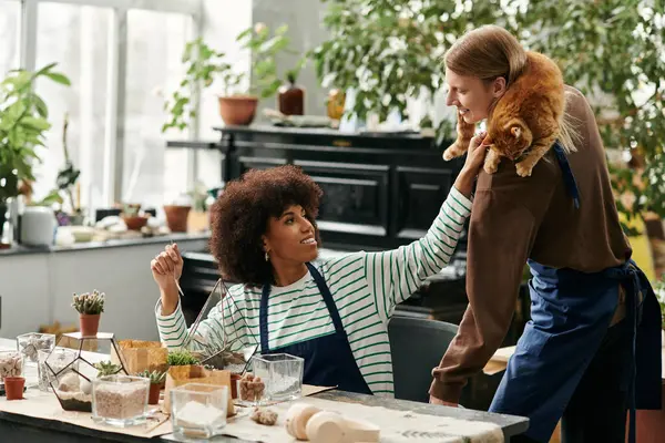 Friends enjoy laughter and creativity crafting with plants and succulents in a fun workshop. — Stock Photo