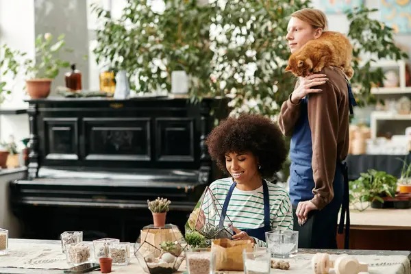 Les participants profitent d'un atelier animé axé sur la création d'arrangements succulents avec des amis. — Photo de stock