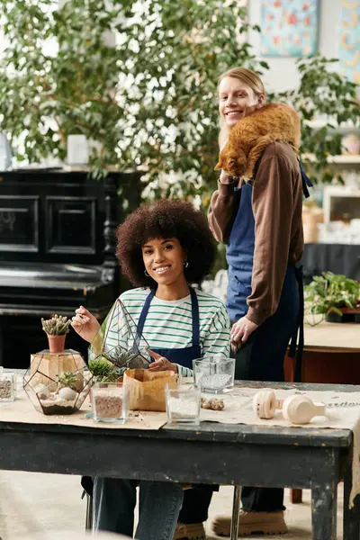 Two friends enjoy a lively plant workshop while crafting unique succulent arrangements together. — Stock Photo