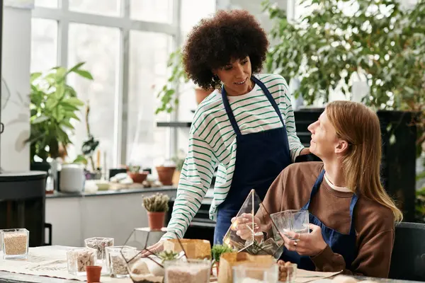 Amigos disfrutan de un animado taller suculento, la elaboración de terrarios únicos en medio de una exuberante vegetación. - foto de stock