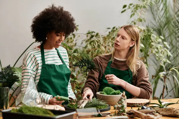 Two friends happily create unique succulent arrangements at a lively workshop. — Fotografia de Stock