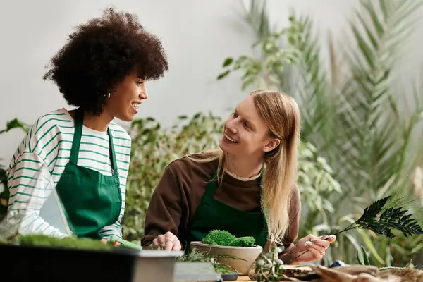 Dois amigos se envolvem em uma oficina animada cheia de plantas vibrantes e suculentas, compartilhando sorrisos. — Fotografia de Stock