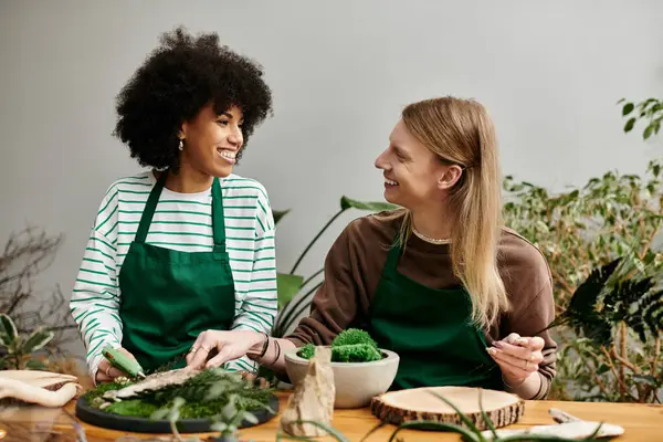 Zwei Freunde teilen Lachen und Kreativität beim Arrangieren schöner Sukkulenten in einem Workshop. — Stockfoto