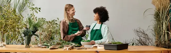 Deux amis profitent d'un atelier rempli de plantes vibrantes et succulentes, partageant leurs connaissances. — Photo de stock