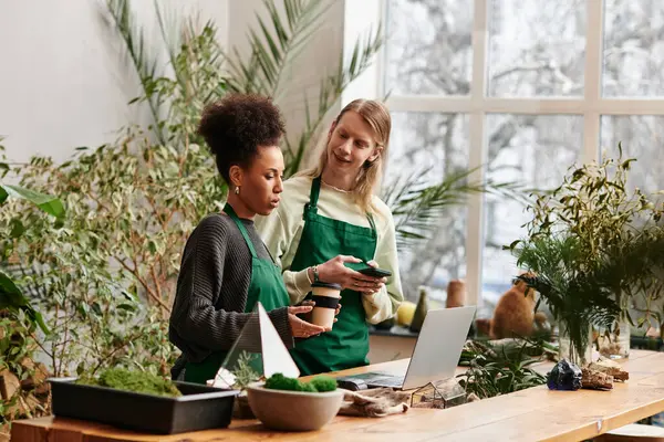 Two friends engage in a lively succulent workshop surrounded by vibrant plants and green energy. — Stock Photo