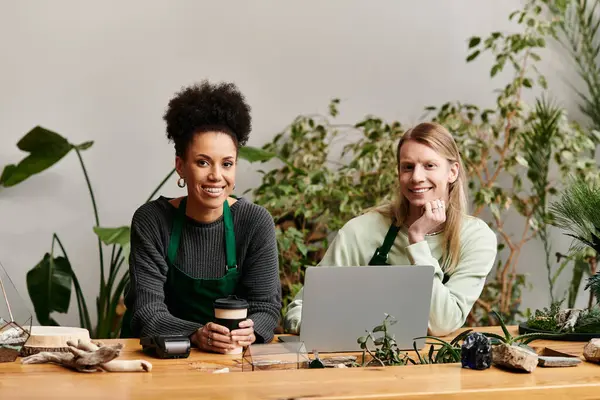 Two friends sit together at a plant workshop, smiling as they engage in their succulent hobby. — Stockfoto