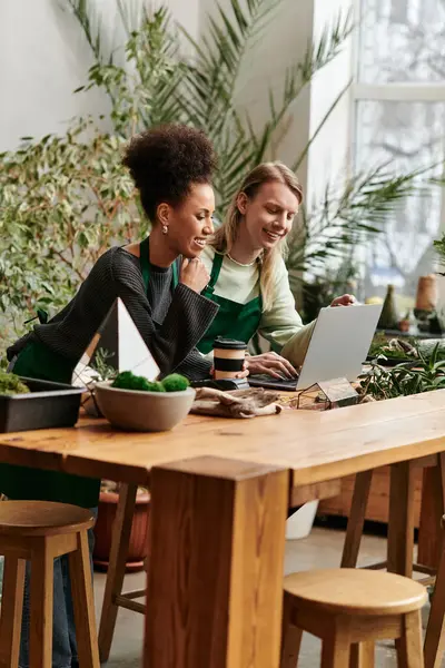 Two friends share laughter and ideas while exploring their passion for plants at a workshop. — Stock Photo