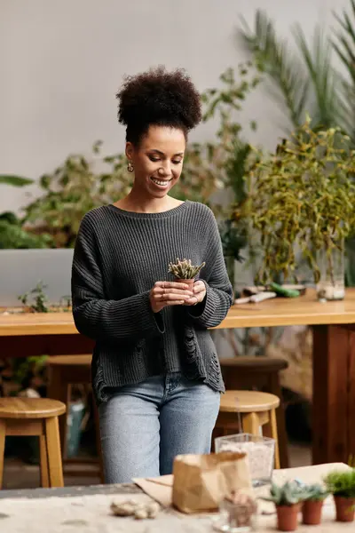 Beautiful joyous woman in stylish attire in a vibrant workshop. — Stock Photo
