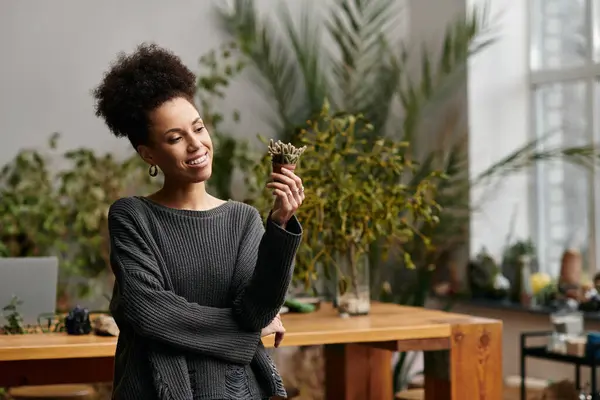Cheerful smiling woman in stylish attire in a vibrant workshop. — Stock Photo