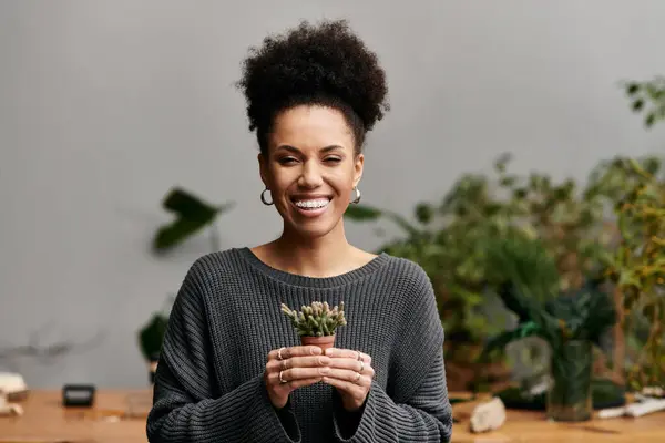 Delighted smiling woman in stylish attire in a vibrant workshop. — Stock Photo