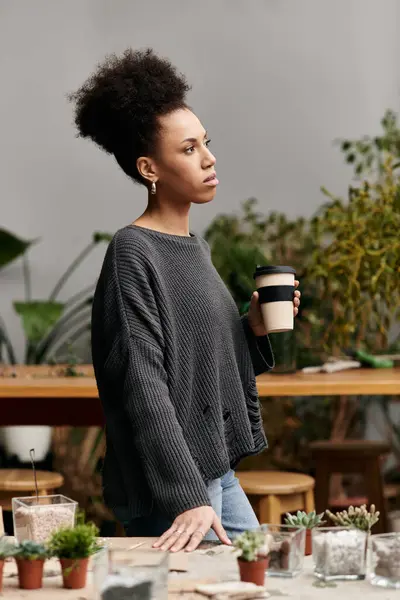 Good looking smiling woman in stylish attire in a vibrant workshop. — Stock Photo