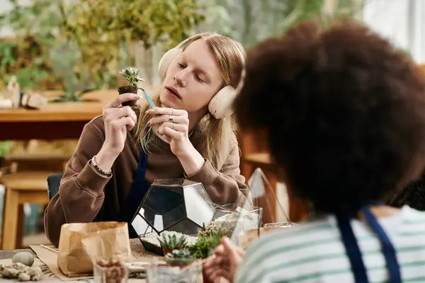 Participants unleash creativity while crafting unique succulent arrangements in a lively workshop. — Stock Photo