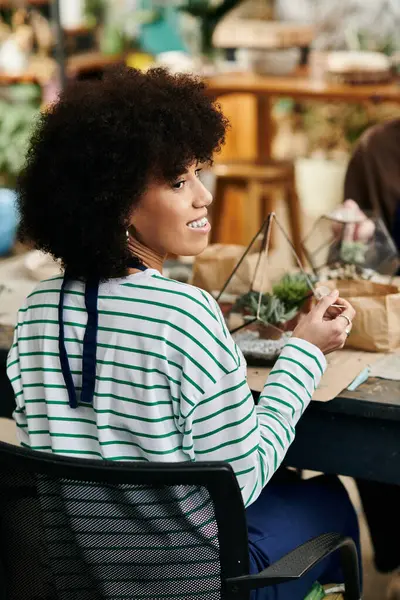 Participants joyfully engage in a hands on succulent workshop with friends surrounded by greenery. — Stock Photo
