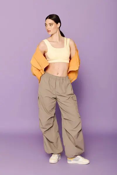 A stylish woman showcases her unique look while gracefully posing in casual attire. — Stock Photo