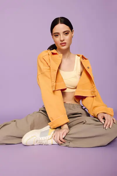 Mujer joven muestra la moda moderna con su traje brillante en un ambiente elegante y juguetón. - foto de stock
